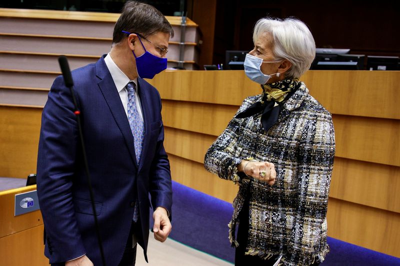 &copy; Reuters. EC&apos;s Dombrovskis (L) greets ECB&apos;s Lagarde in Brussels