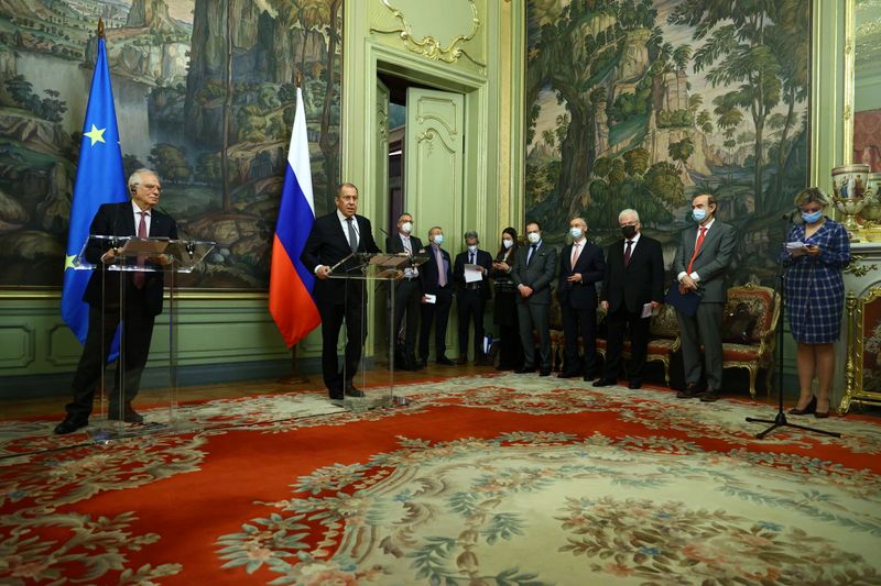 &copy; Reuters. El ministro de Relaciones Exteriores de Rusia, Sergei Lavrov (centro) y el jefe de la diplomacia de la Unión Europea, Josep Borrell (izq), durante una conferencia de prensa en Moscú, Rusia.