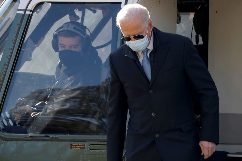 &copy; Reuters. Biden steps off Marine One in Washington