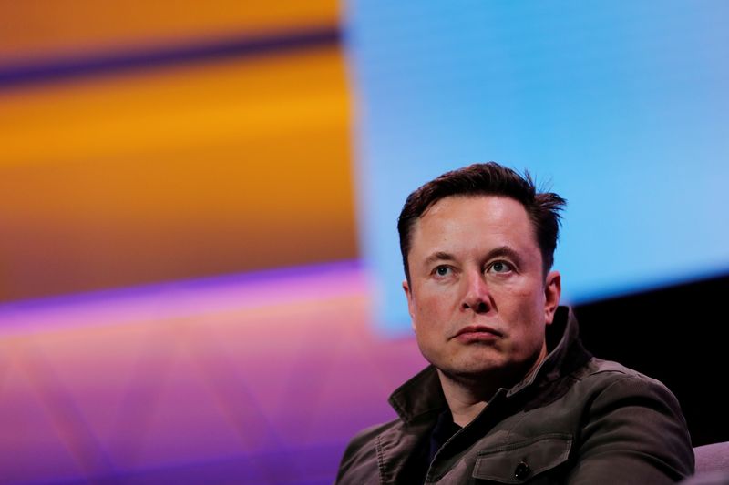 © Reuters. FILE PHOTO: SpaceX owner and Tesla CEO Elon Musk speaks during a conversation with legendary game designer Todd Howard at the E3 gaming convention in Los Angeles