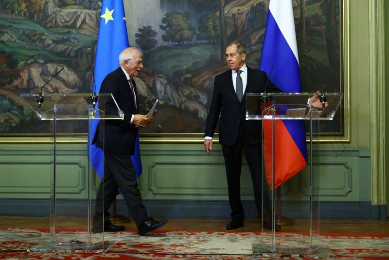 &copy; Reuters. Il ministro degli Esteri russo Sergei Lavrov e l&apos;alto rappresentante Ue per gli affari esteri Josep Borrell a Mosca