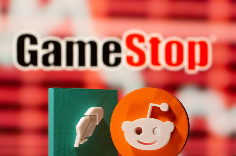 © Reuters. 3d printed Robinhood and Reddit logos are seen in front of displayed GameStop logo