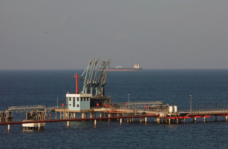 &copy; Reuters. إنتاج النفط الليبي يهبط إلى 1.04 مليون ب/ي مع استمرار اضراب  في ميناء الحريقة