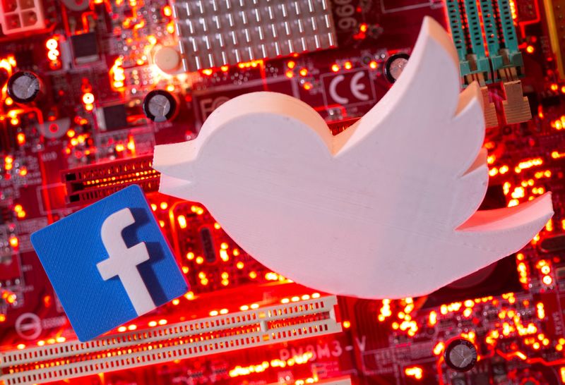 &copy; Reuters. FILE PHOTO: Illustration of 3D printed Facebook and Twitter logos on a computer motherboard