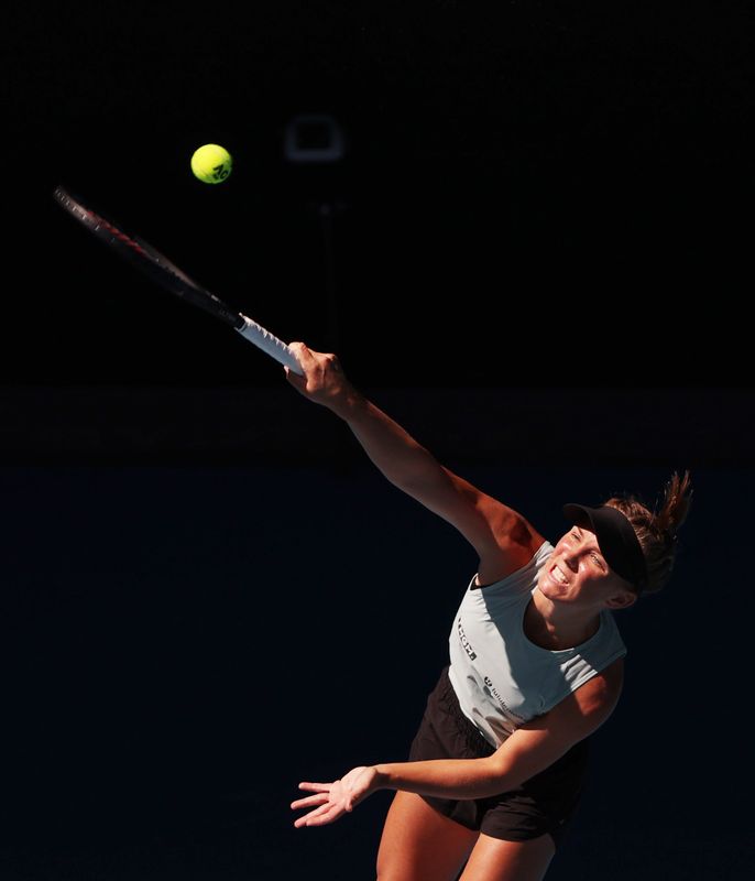 © Reuters. كينين تبكي قبل الفوز وبعده في أستراليا المفتوحة