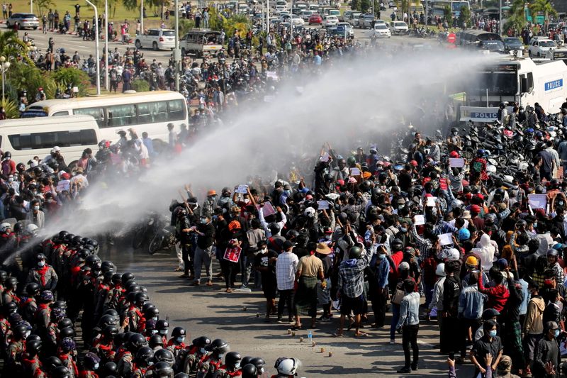 &copy; Reuters. شرطة ميانمار تستخدم مدافع المياه لتفريق المتظاهرين لليوم الثاني