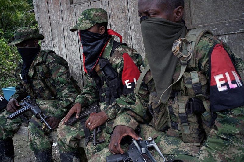 &copy; Reuters. Foto de archivo. Rebeldes del Ejército de Liberación Nacional (ELN) descansan frente a una casa de madera en las selvas del departamento del Chocó