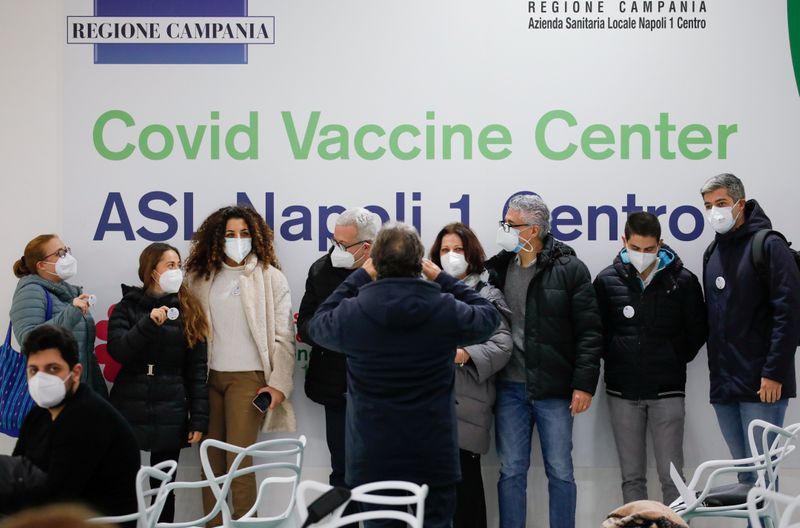 &copy; Reuters. Alcune persone presso il centro vaccinale di Napoli