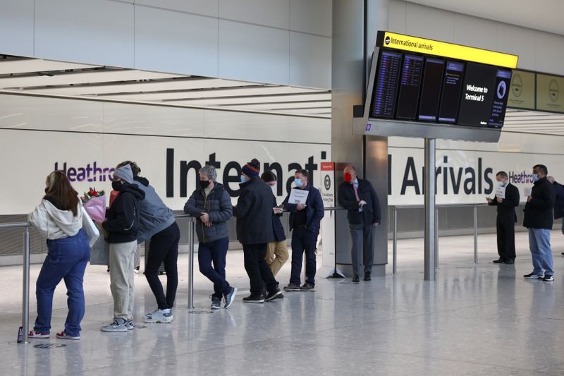 &copy; Reuters. FOTO DE ARCHIVO: Varias personas esperan en la zona de llegadas del aeropuerto de Heathrow en Londres
