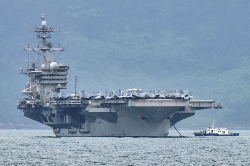 &copy; Reuters. FOTO DE ARCHIVO: El portaaviones USS Theodore Roosevelt (CVN-71) entra al puerto de Da Nang