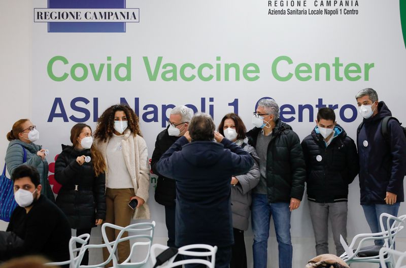 &copy; Reuters. FOTO DE ARCHIVO: Varias personas en un centro de vacunación contra la COVID-19 en Nápoles