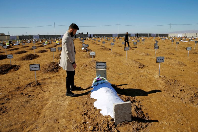 &copy; Reuters. بعد 7 سنوات.. ناج يزيدي يدفن رفات والده ضحية تنظيم الدولة الإسلامية بالعراق