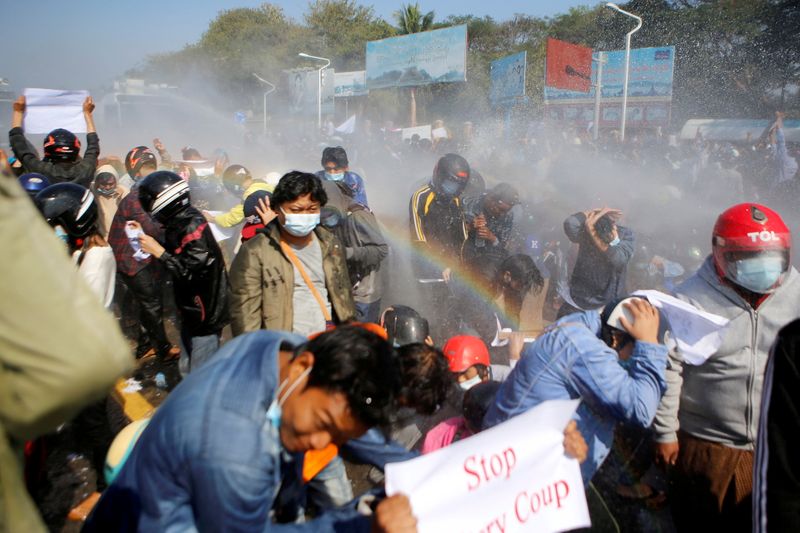 &copy; Reuters. Protesta contra el golpe de Estado militar y por la liberación de la líder electa birmana Aung San Suu Kyi en Naypyitaw