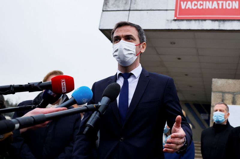 &copy; Reuters. FOTO DE ARCHIVO: El ministro de Sanidad francés, Olivier Veran, en Melun