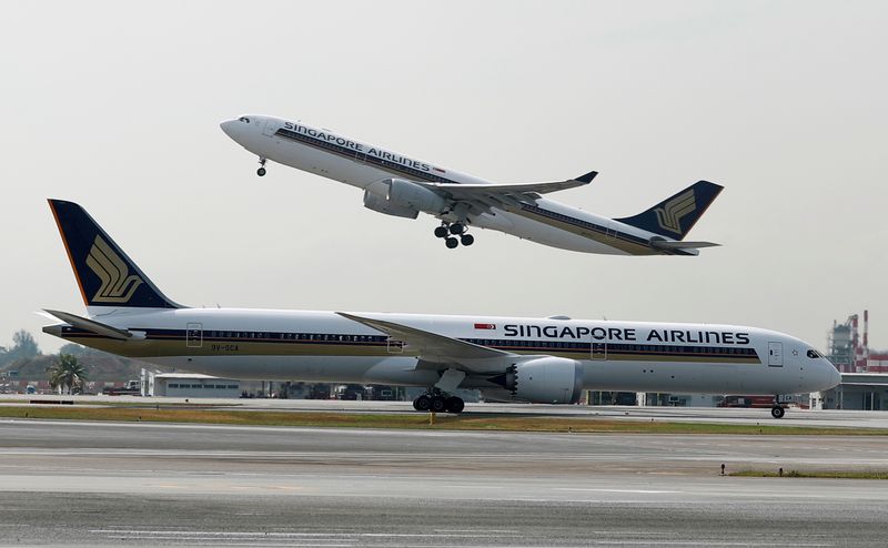 &copy; Reuters. FILE PHOTO: A Singapore Airlines Airbus A330 plane takes off behind a Boeing 787 Dreamliner at Changi Airport in Singapore