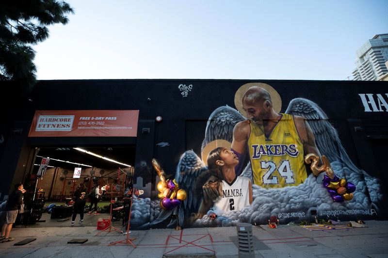 &copy; Reuters. A mural of late Kobe Bryant, who perished one year ago alongside his daughter and seven others when their helicopter crashed into a hillside, next to a gym in Los Angeles