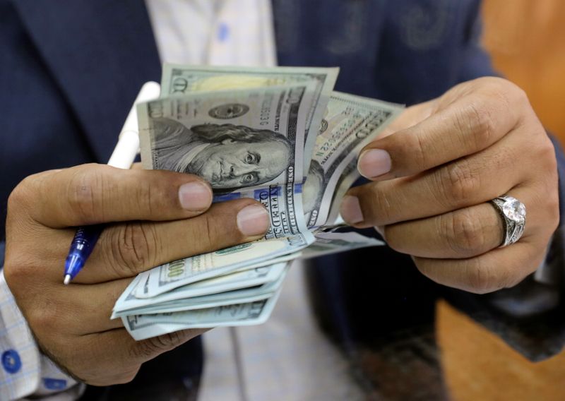 &copy; Reuters. Imagen de archivo de un hombre contando dólares en una casa de cambio en el centro de El Cairo, Egipto.