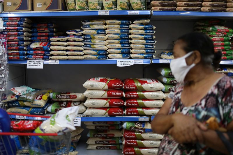 © Reuters. Bags of rice are seen displayed at a supermarket in Rio de Janeiro