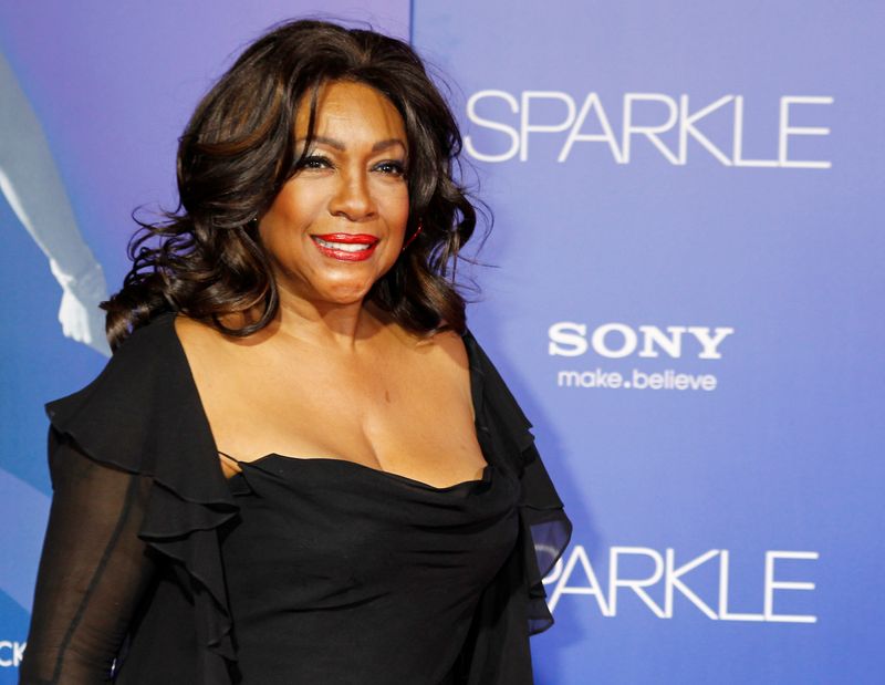 &copy; Reuters. FILE PHOTO: Singer Mary Wilson, a founding member of the Motown female singing group The Supremes, arrives as a guest at the premiere of the new film &quot;Sparkle\