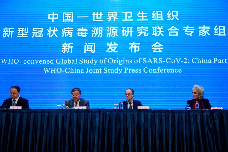 &copy; Reuters. De la derecha a la izquierda: Marion Koopmans, Peter Ben Embarek, Liang Wannian y Mi Feng llegan a la conferencia de prensa en un hotel de Wuhan, provincia de Hubei, China, el 9 de febrero de 2021