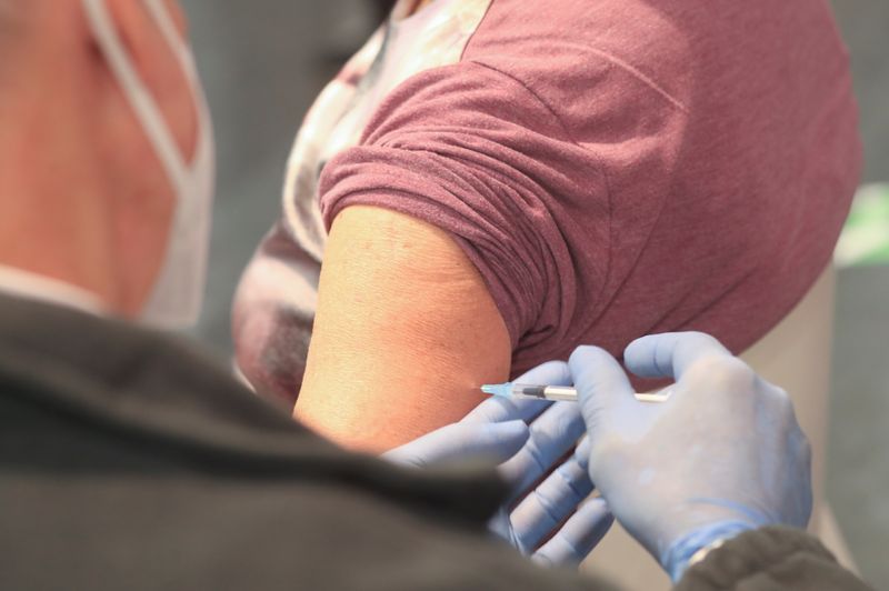 &copy; Reuters. Una donna viene vaccinata con un&apos;iniezione del vaccino Pfizer-BioNTech contro il Covid-19 a Colonia