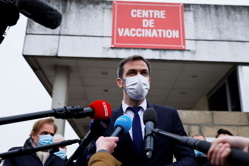 &copy; Reuters. Ministro da Saúde da França, Olivier Verán, fala com jornalstas depois de ser vacinado contra Covid-19 em Melun, nos arredores de Paris