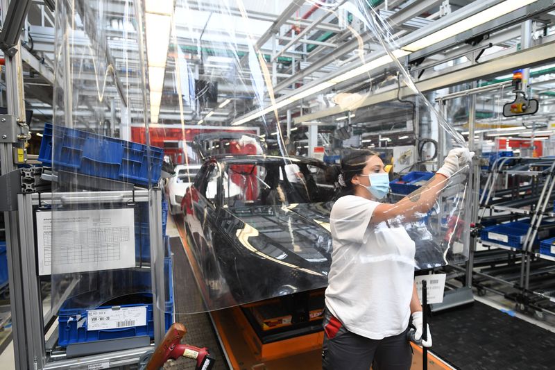 &copy; Reuters. Una empleada trabaja en una fábrica del productor alemán de automóviles Audi, en Ingolstadt, Alemania, el 3 de junio, 2020