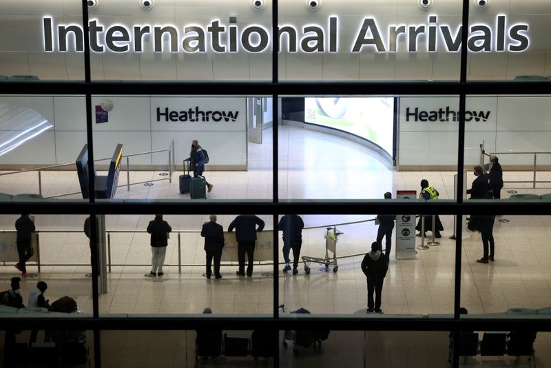 &copy; Reuters. FOTO DE ARCHIVO: Varias personas esperan en el área de llegadas del aeropuerto de Heathrow en Londres