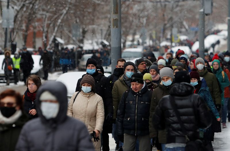 © Reuters. Pessoas caminham em uma rua em Moscou