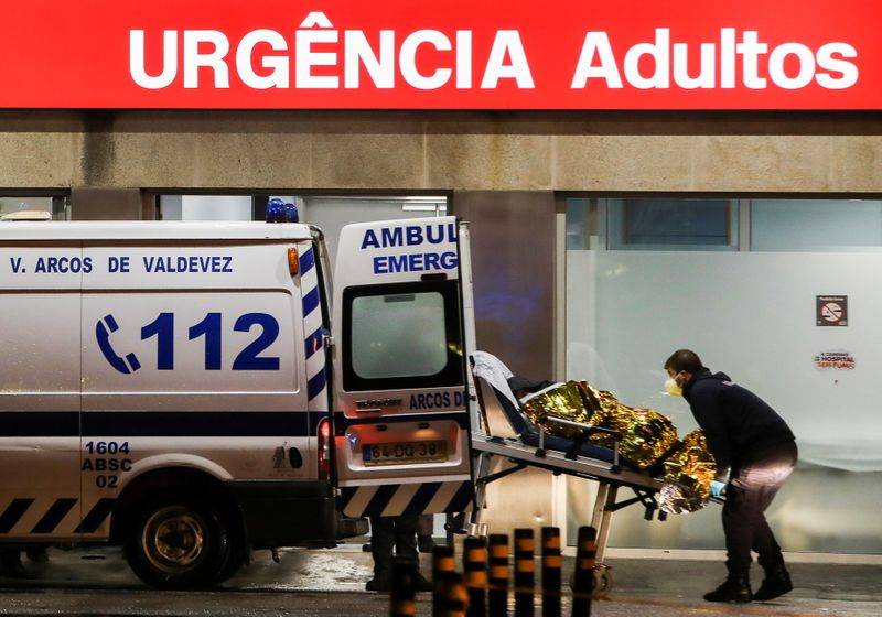 &copy; Reuters. Ambulância chega ao Hospital São João, na cidade do Porto, durante a pandemia de Covid-19 em Portugal