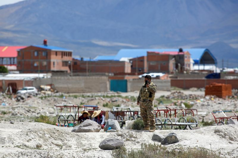 &copy; Reuters. Un soldado boliviano patrulla área donde migrantes venezolanos utilizan un cruce ilegal en la frontera con Bolivia en la zona de Colchane