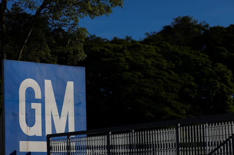 &copy; Reuters. Il logo GM presso uno stabilmento a Sao Jose dos Campos, in Brasile