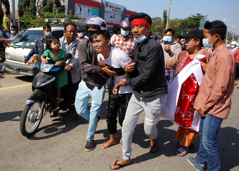 &copy; Reuters. Protesta contra el golpe de Estado militar y por la liberación de la líder electa birmana Aung San Suu Kyi en Naypyitaw