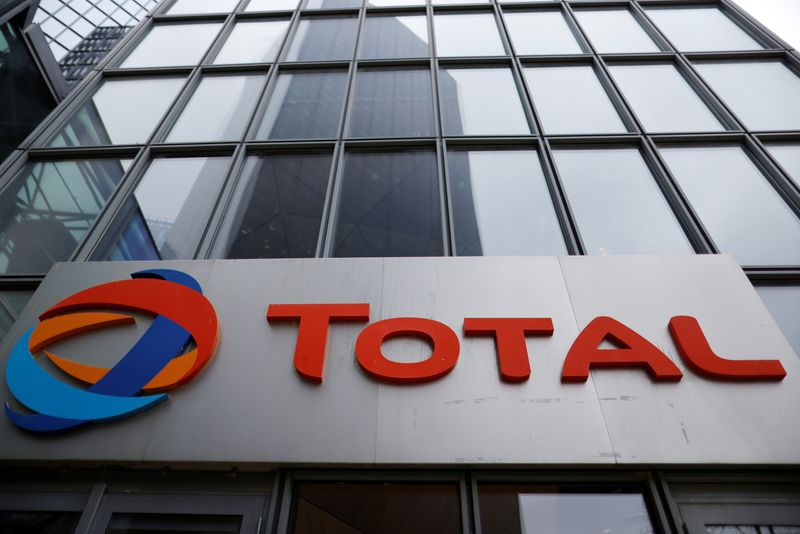 &copy; Reuters. Foto de archivo del logo de Total en un edificio de la compañía cerca de París