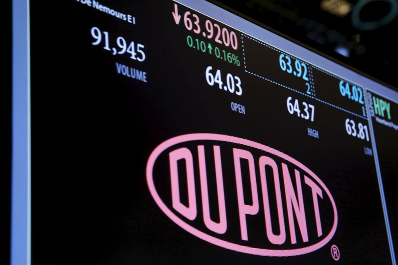 © Reuters. Logo da DuPont em tela na bolsa de valores de Nova York, EUA