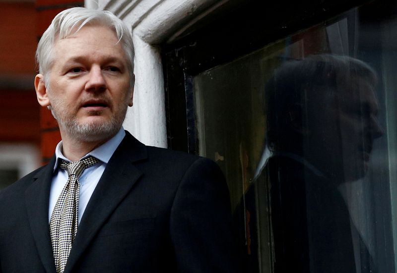 &copy; Reuters. FILE PHOTO: WikiLeaks founder Julian Assange makes a speech from the balcony of the Ecuadorian Embassy, in central London
