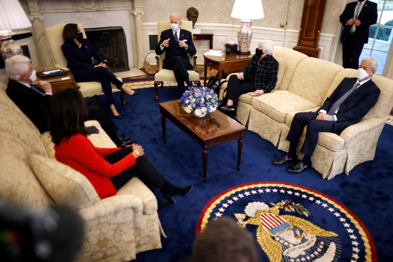 © Reuters. U.S. President Joe Biden and U.S. Vice President Kamala Harris, accompanied by U.S. Treasury Secretary Janet Yellen attend a meeting with business leaders at the Oval Office of the White House in Washington