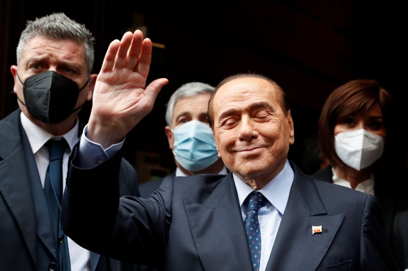 © Reuters. Berlusconi arrives at Montecitorio Palace for talks on forming a new government, in Rome
