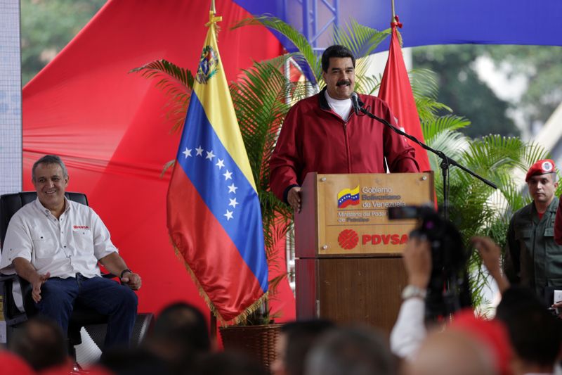 © Reuters. Imagen de archivo del presidente de Venezuela, Nicolás Maduro (ctro), hablando durante la ceremonia de juramento del nuevo directorio de la petrolera estatal PDVSA, junto a Eulogio del Pino (izq), presidente de PDVSA, en Caracas, Venezuela.