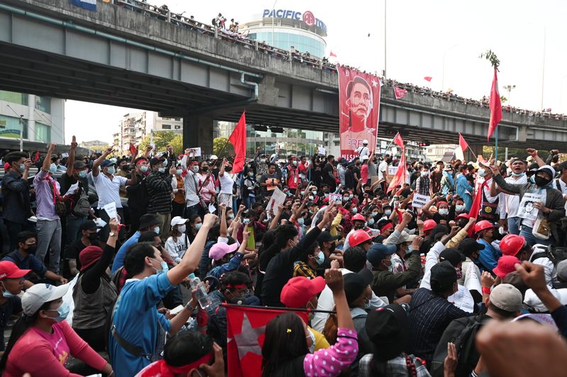 &copy; Reuters. ミャンマーで抗議デモ継続、役人らが不服従運動