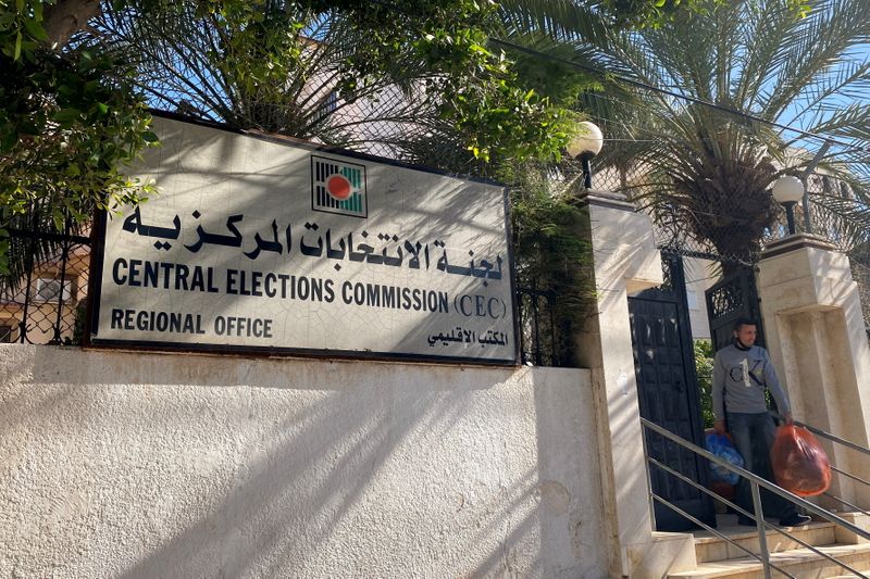&copy; Reuters. لجنة الانتخابات المركزية الفلسطينية تطلق عملية تسجيل الناخبين
