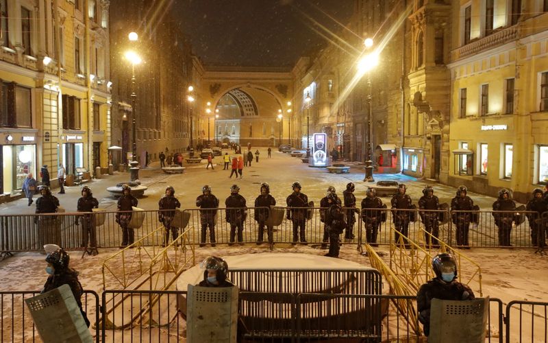 &copy; Reuters. Russian law enforcement officers stand guard in Saint Petersburg