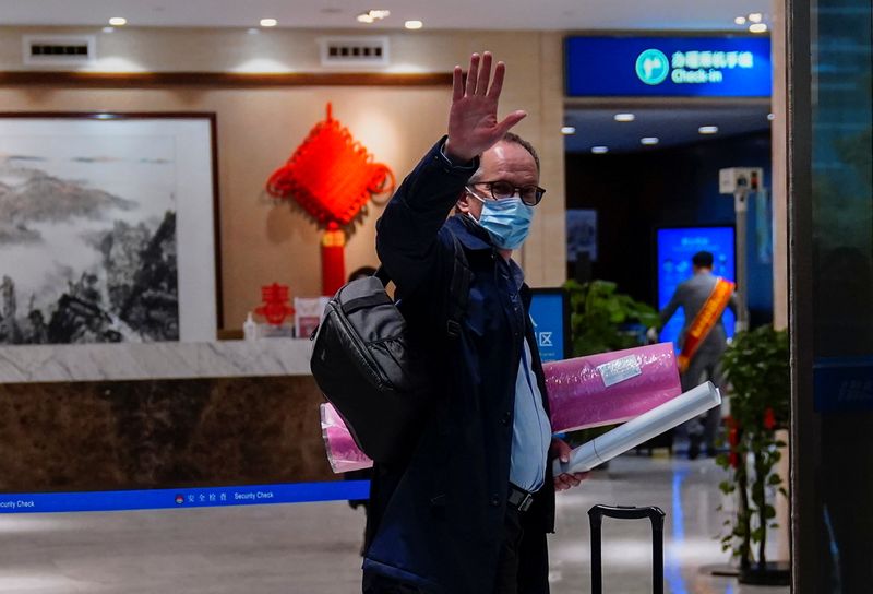 &copy; Reuters. Peter Ben Embarek, miembro del equipo de la Organización Mundial de la Salud (OMS) encargado de investigar los orígenes de la enfermedad del coronavirus (COVID-19), saluda al llegar al aeropuerto para salir de Wuhan