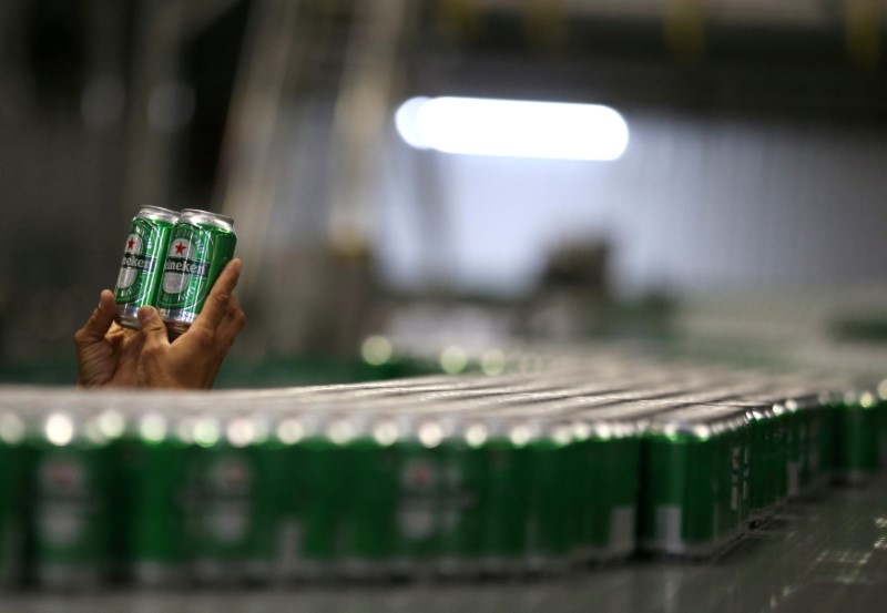 &copy; Reuters. FILE PHOTO: An employee checks Heineken beers at the Heineken brewery in Jacarei