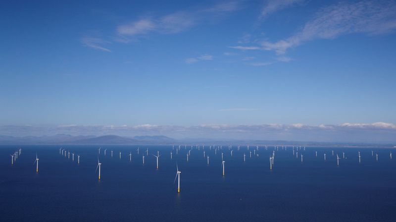 &copy; Reuters. FOTO DE ARCHIVO: El parque eólico marino Walney Extension frente a la costa de Blackpool, Reino Unido