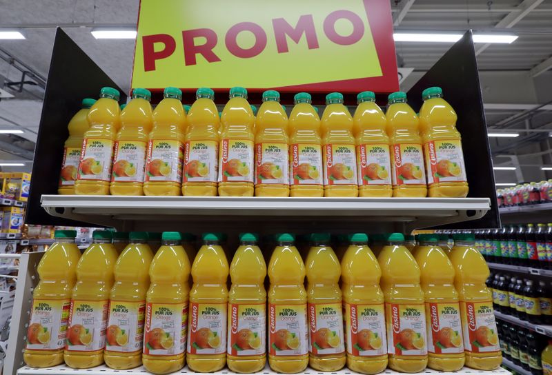 &copy; Reuters. Prateleira de supermercado com suco industrializado