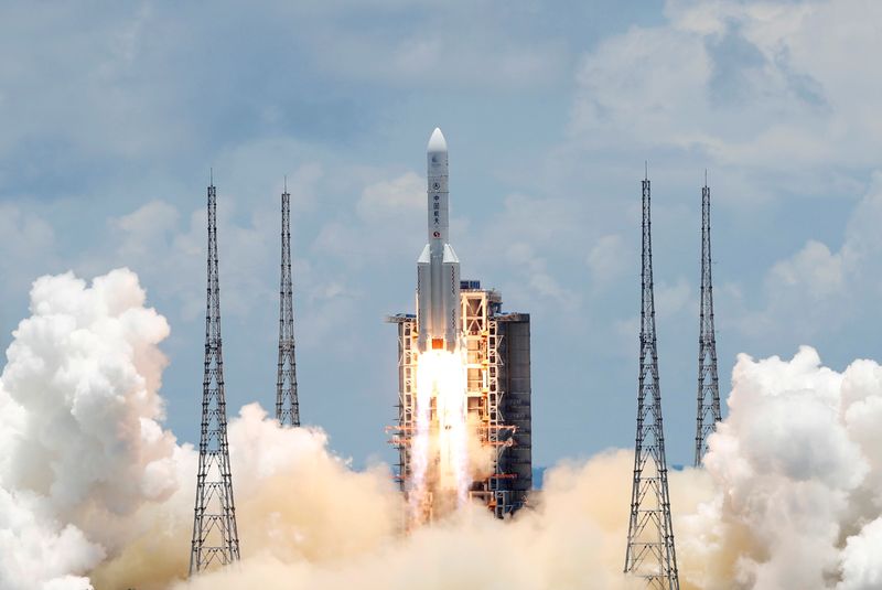 © Reuters. FILE PHOTO: Long March 5 Y-4 rocket carrying unmanned Mars probe of Tianwen-1 mission takes off in Wenchang