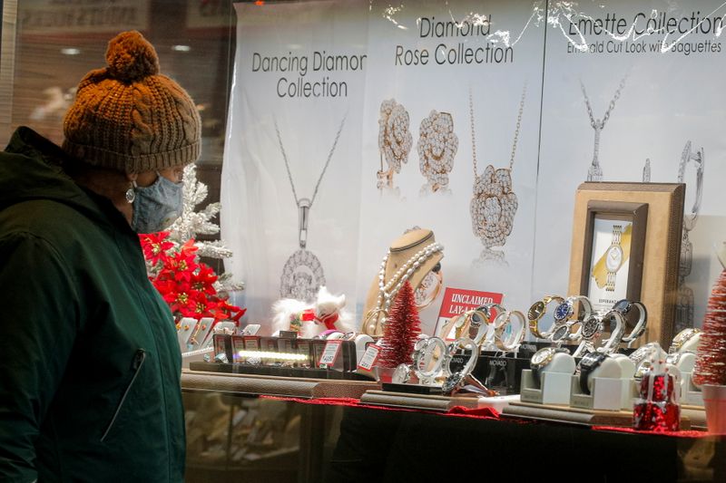 &copy; Reuters. Consumidora observa vitrine de loja no Brooklyn, em Nova York