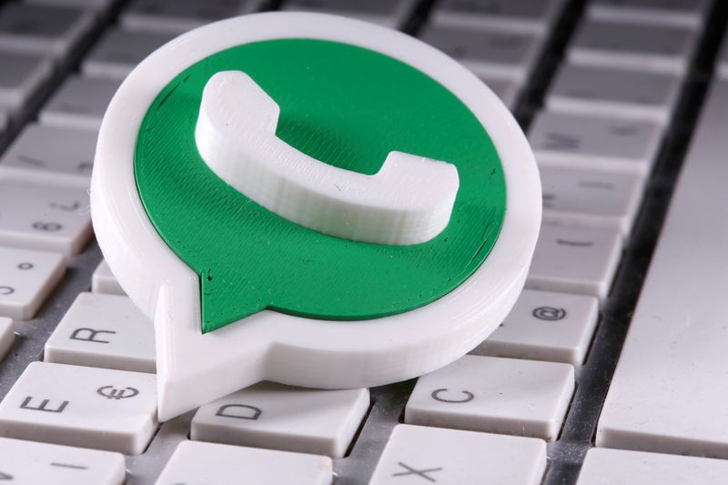 &copy; Reuters. FOTO DE ARCHIVO: Una impresión 3D del logotipo de WhatsApp sobre un teclado de ordenador