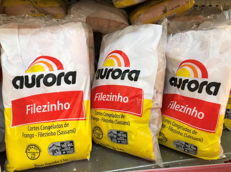 &copy; Reuters. Frango congelado da Aurora em supermercado no Rio de Janeiro